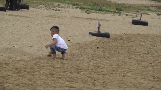 c0006沙滩上玩沙的小男孩子