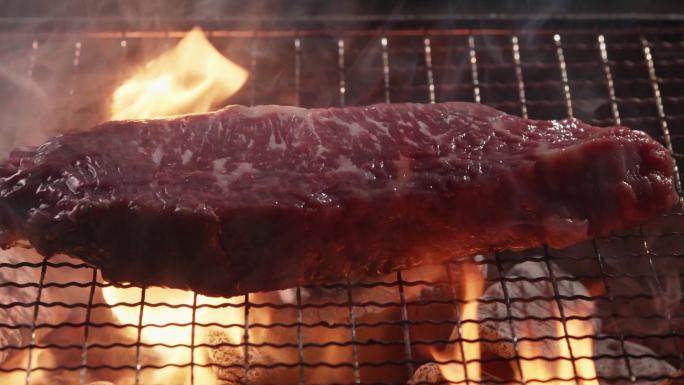 鲜肉在烤架上被火烤