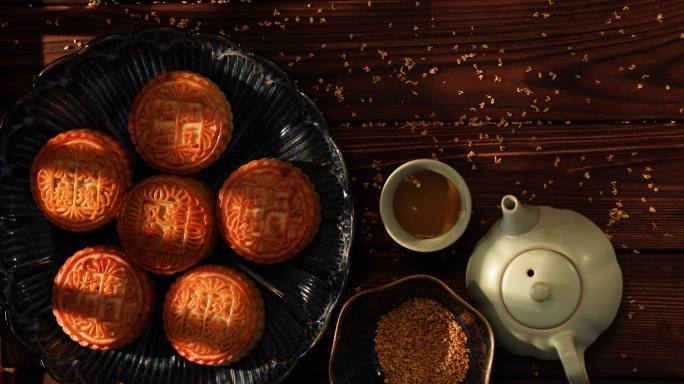茶壶与月饼特写中秋节包装月饼制作月饼的过