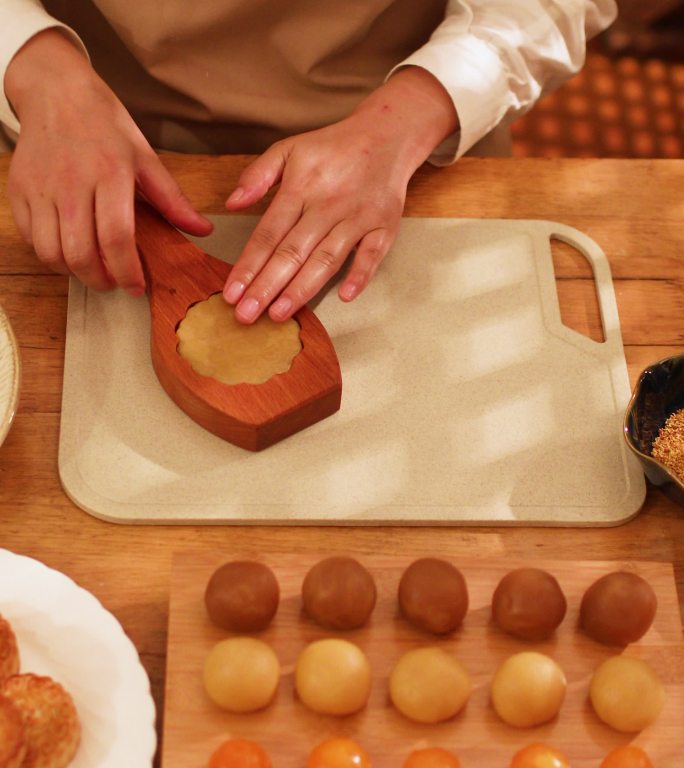 厨师制作月饼实拍月饼与茶壶摆拍特写中秋节