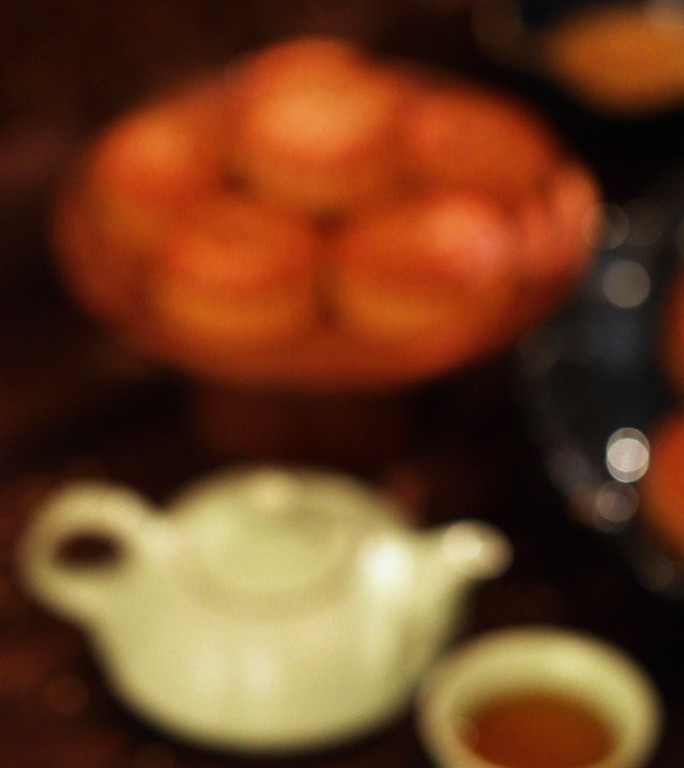 茶壶与月饼特写中国传统甜点中国节日食品
