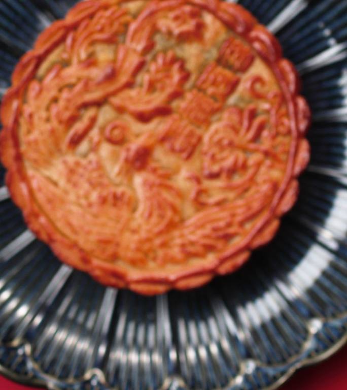 月饼摆拍特写月饼与茶壶摆拍特写中秋节中国