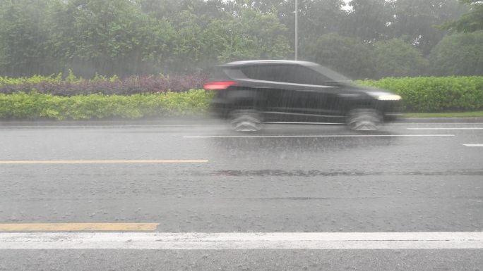 暴雨天汽车经过 车流