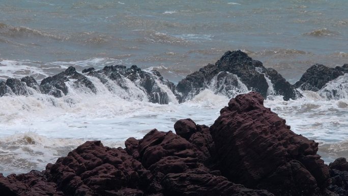 海浪拍岸