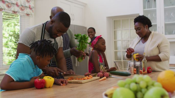 非裔美国家庭的三代人一起在家里的厨房里工作