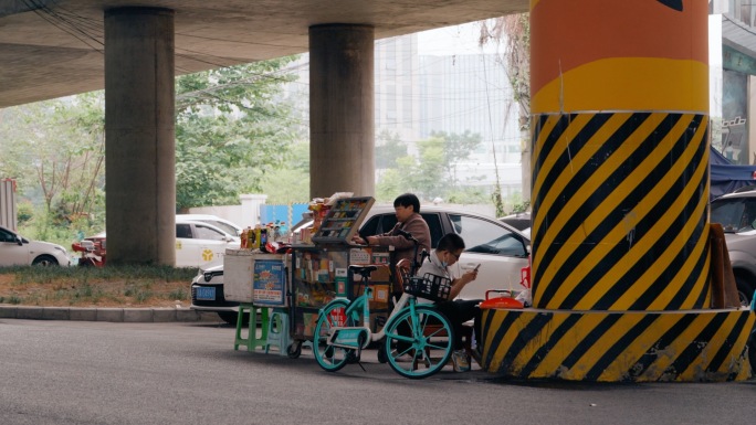 路边卖烟小摊贩