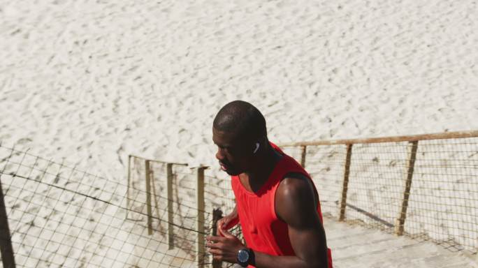 专注的非裔美国人跑步，在海边户外锻炼