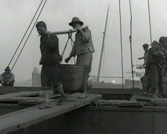 1929年上海工人从船上卸货