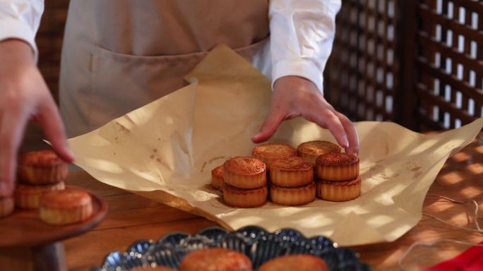 厨师包装月饼特写中秋节传统包装送月饼中式