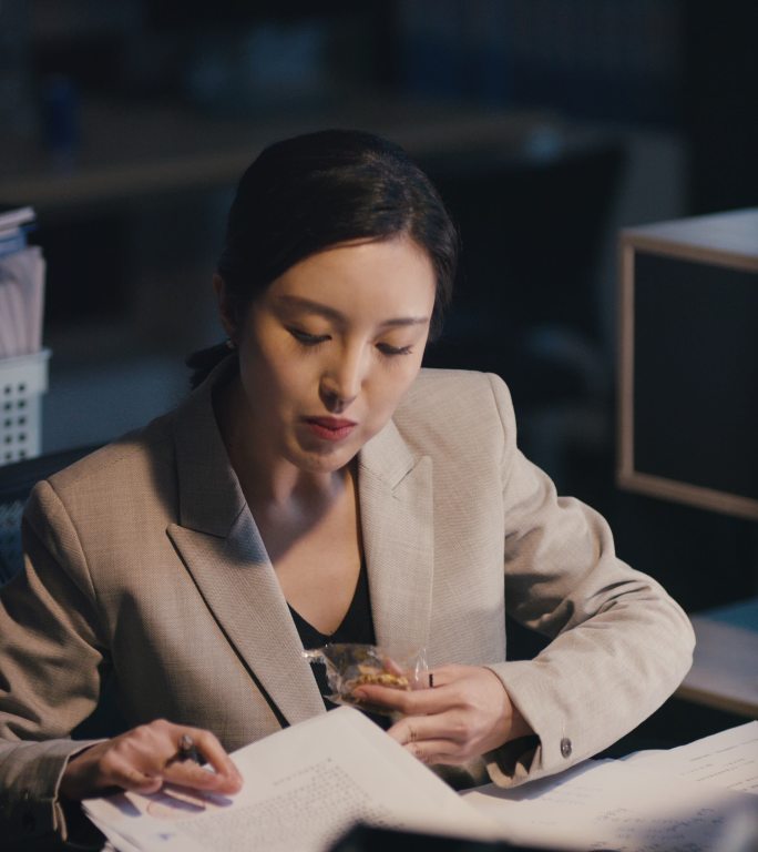 在办公室加班的商务女士