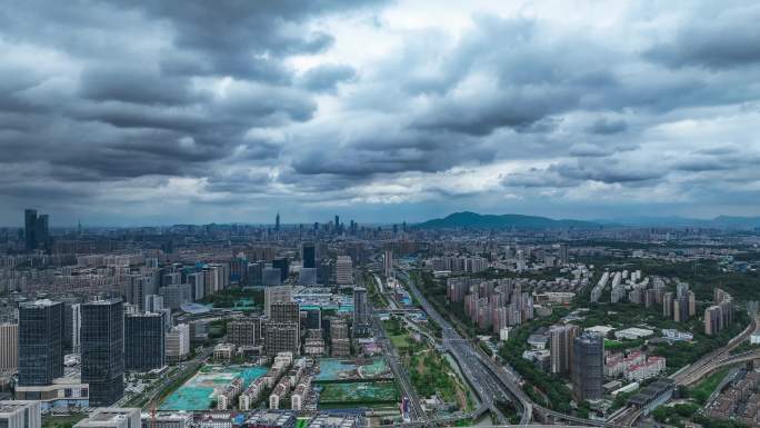 城市暴雨来临乌云密布