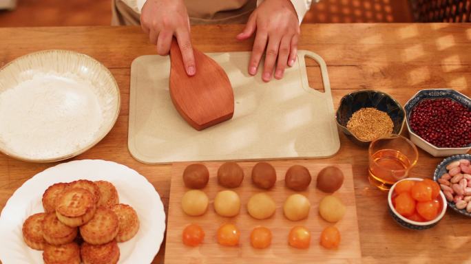厨师制作月饼特写月饼与茶壶摆拍特写中秋节