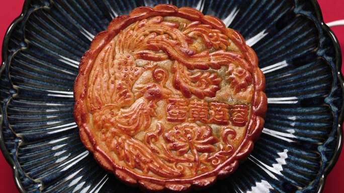 月饼近景特写月饼与茶壶摆拍特写中秋节中国