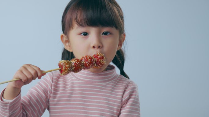 吃糖葫芦的小女孩