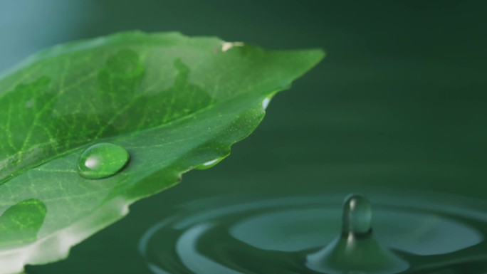 水滴到湖面上背景月亮倒影