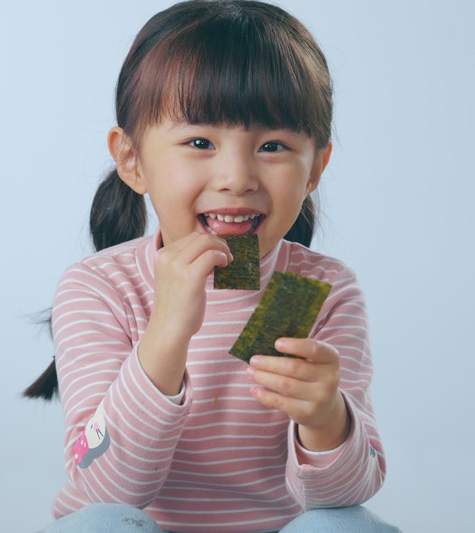 吃海苔的小女孩