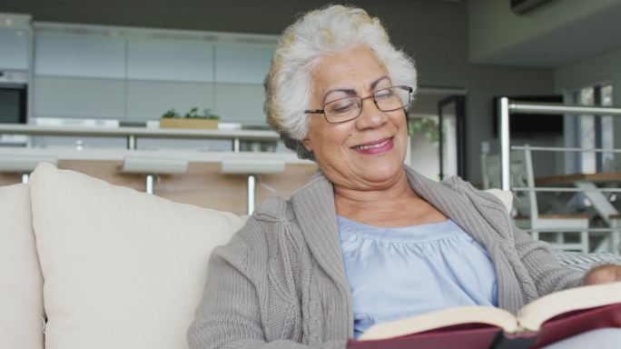 非裔美国老年妇女在家里摆弄找乐趣