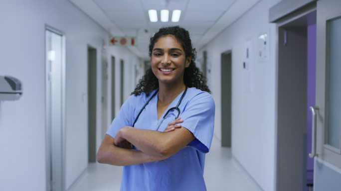 医护人员工作场景一个挂着听诊器的女人