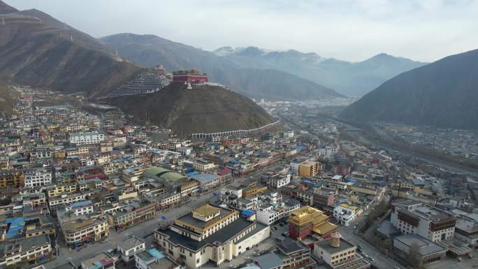 原创 青海玉树市地标建筑城市风光航拍