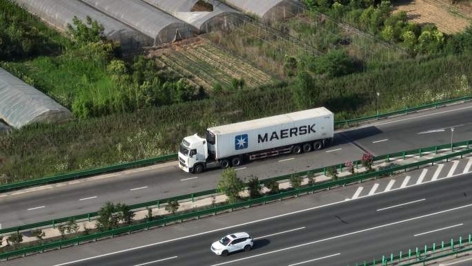 货车在高速上行驶物流配送卡车公路运输航拍