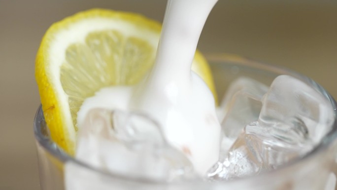 杨梅酸奶饮料制作过程 倒酸奶升格 倒冰块