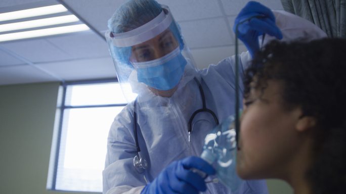 医护人员工作场景新冠病毒戴呼吸机穿隔离服