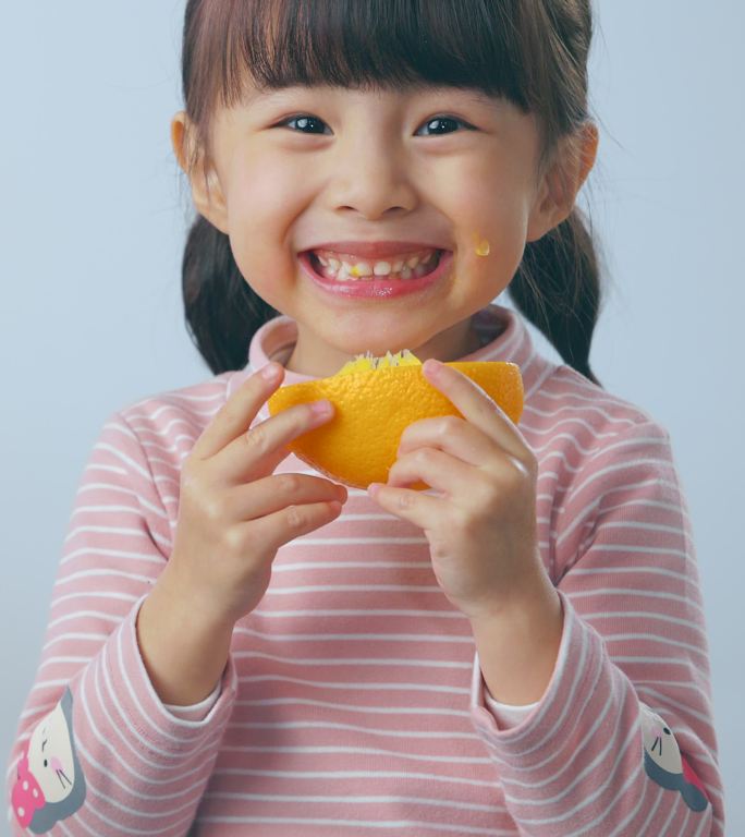 吃橙子的小女孩