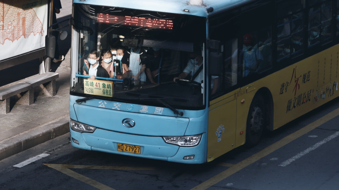 4k搭乘公交车的人们 拥挤畅通满载上下班