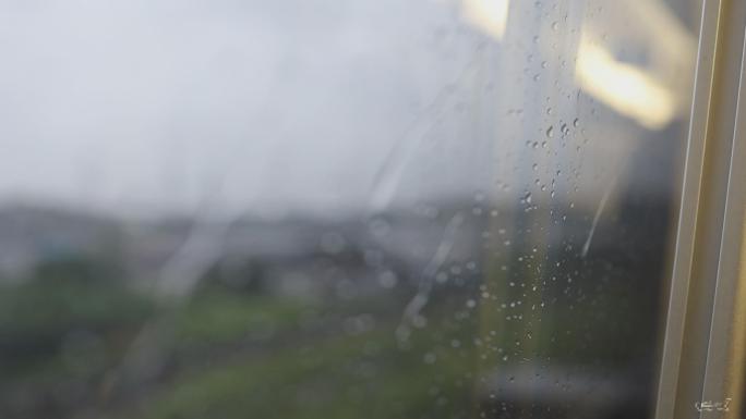 下雨天高铁窗外风光