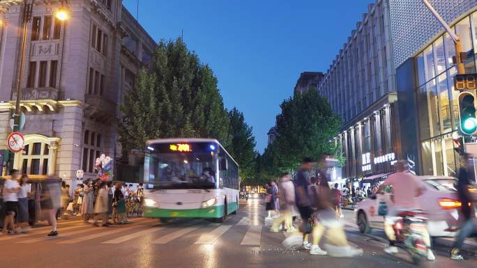 斑马线川流不息过马路的人群城市街道缩影