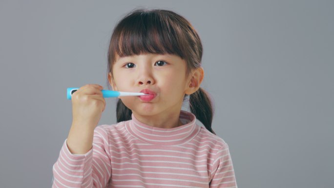 刷牙的小女孩