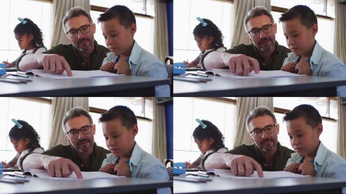 男老师在教室里帮助一名男生做阅读练习