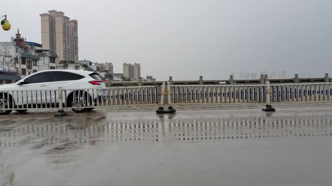 雨水雨天雨季街道上匆匆忙忙赶路的车流人群