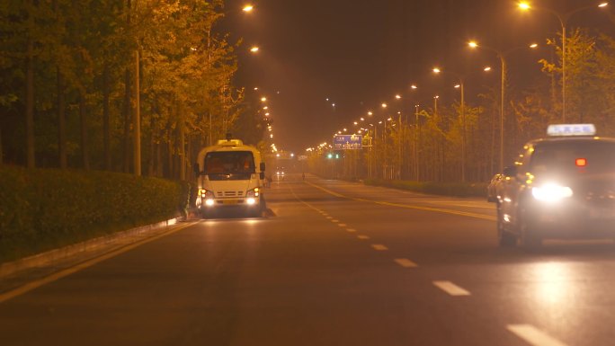 夜晚 洒水车 扫地车 公路 清洁