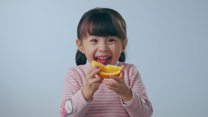 吃橙子的小女孩