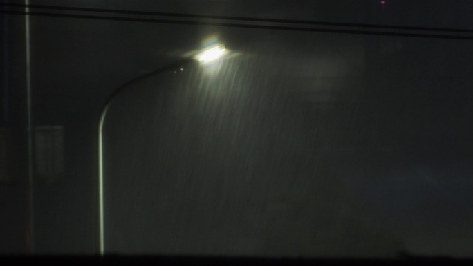 大雨夜晚路灯