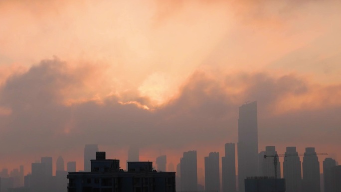 雨过天晴阳光穿云日出