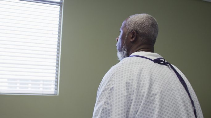 沮丧的非洲裔美国老年男性病人在医院看窗外