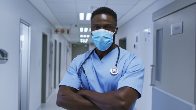 医护人员工作场景一个挂听诊器的黑人