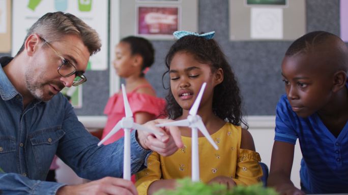 男教师和孩子们，学习风能和可再生能源