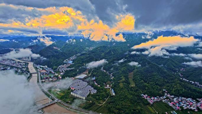 雨后栾川云雾缭绕