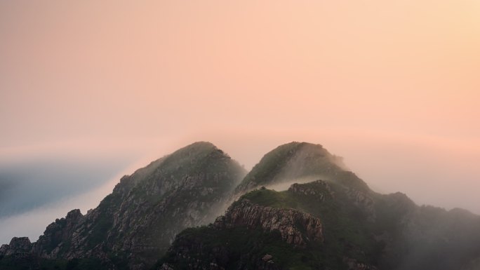 大连大黑山标志性性双乳峰日出时平流雾绝美