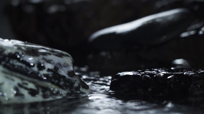 水拍打石头岩石水面波光