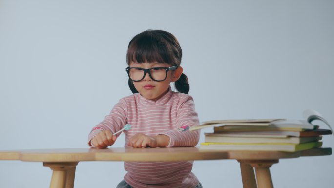 戴眼镜的小女孩看书