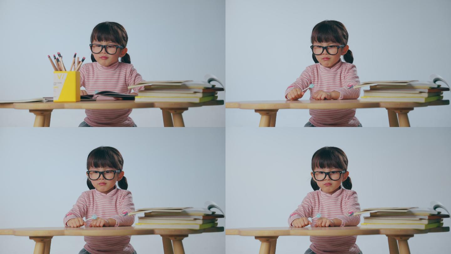 戴眼镜的小女孩看书