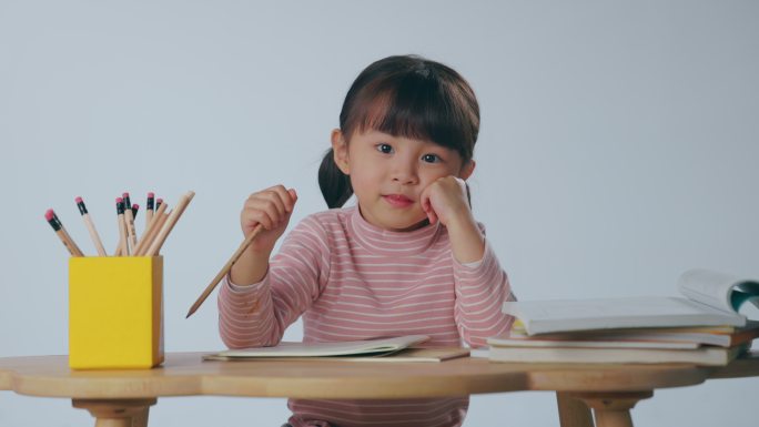 认真学习的小女孩