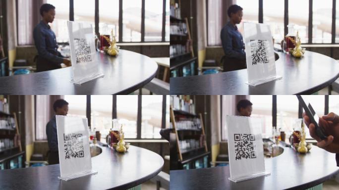 顾客在咖啡馆用智能手机读取条形码
