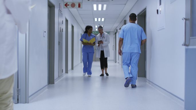 医护人员工作场景外国医院走廊医生环境