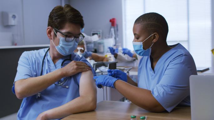 医护人员工作场景新冠疫苗注射疫苗打针
