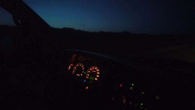 西北 戈壁 旅行 夜晚 车里 公路